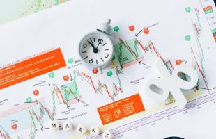 美股周四继续表现向好，6月内地新能源车零售渗透率上升至53.3%