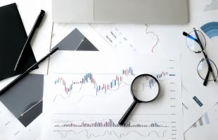 多重宏观经济因素推动中国股市向好，港股通周一净流出13.7亿港元