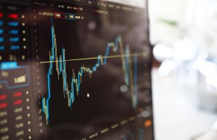 外围向好及政策蓄力 港股维持区间震荡