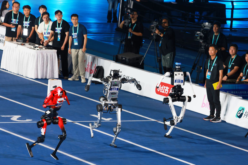 1787567368705516.jpg 天工Ultra机器人(右)在比赛中。新京报记者 李木易.jpg